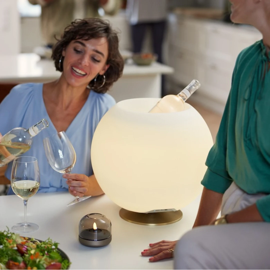 La lampe de table Sphere avec haut-parleur intégré