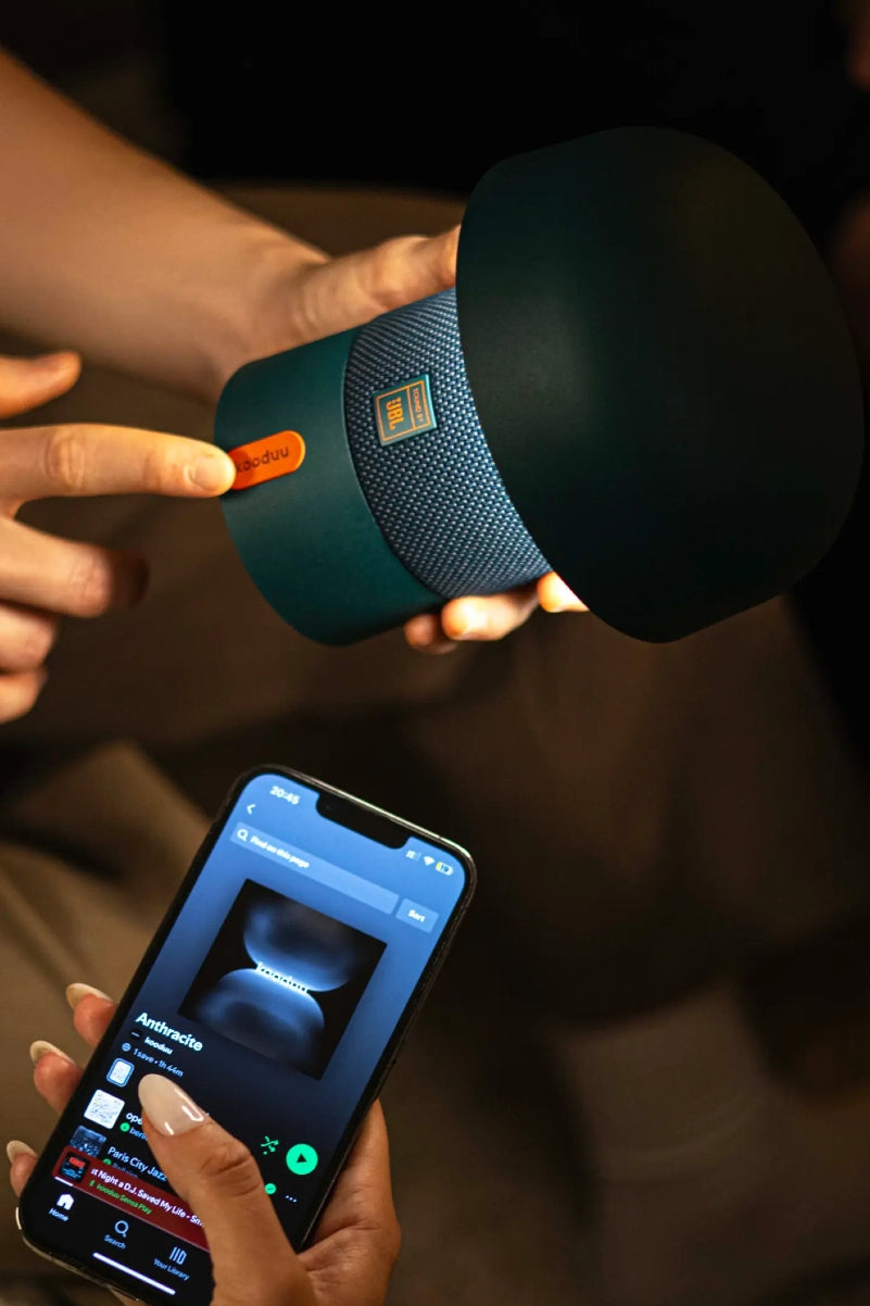 Kooduu Sensa Play | SOUND BY JBL | Unieke Bluetooth Speakerlamp in Anthracite – Kooduu.com