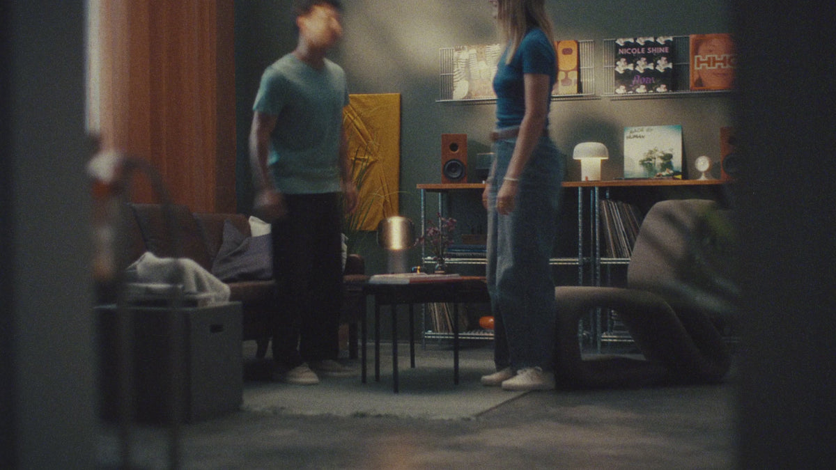 Video laden: The Kooduu Serena PLAY, a scandinavian designed Speaker Lamp in a living room with two people enjoying the atmposphere.
